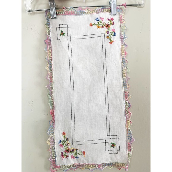 Vtg Hand Embroidered Floral Dresser Scarf Runner Rainbow Lace Edge 19.5" x10.25" - Picture 5 of 5